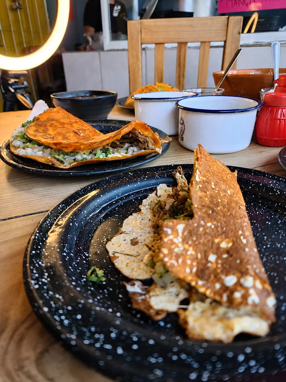 Fotografía de restaurante con platillos de birria servidos y presentación de mesa