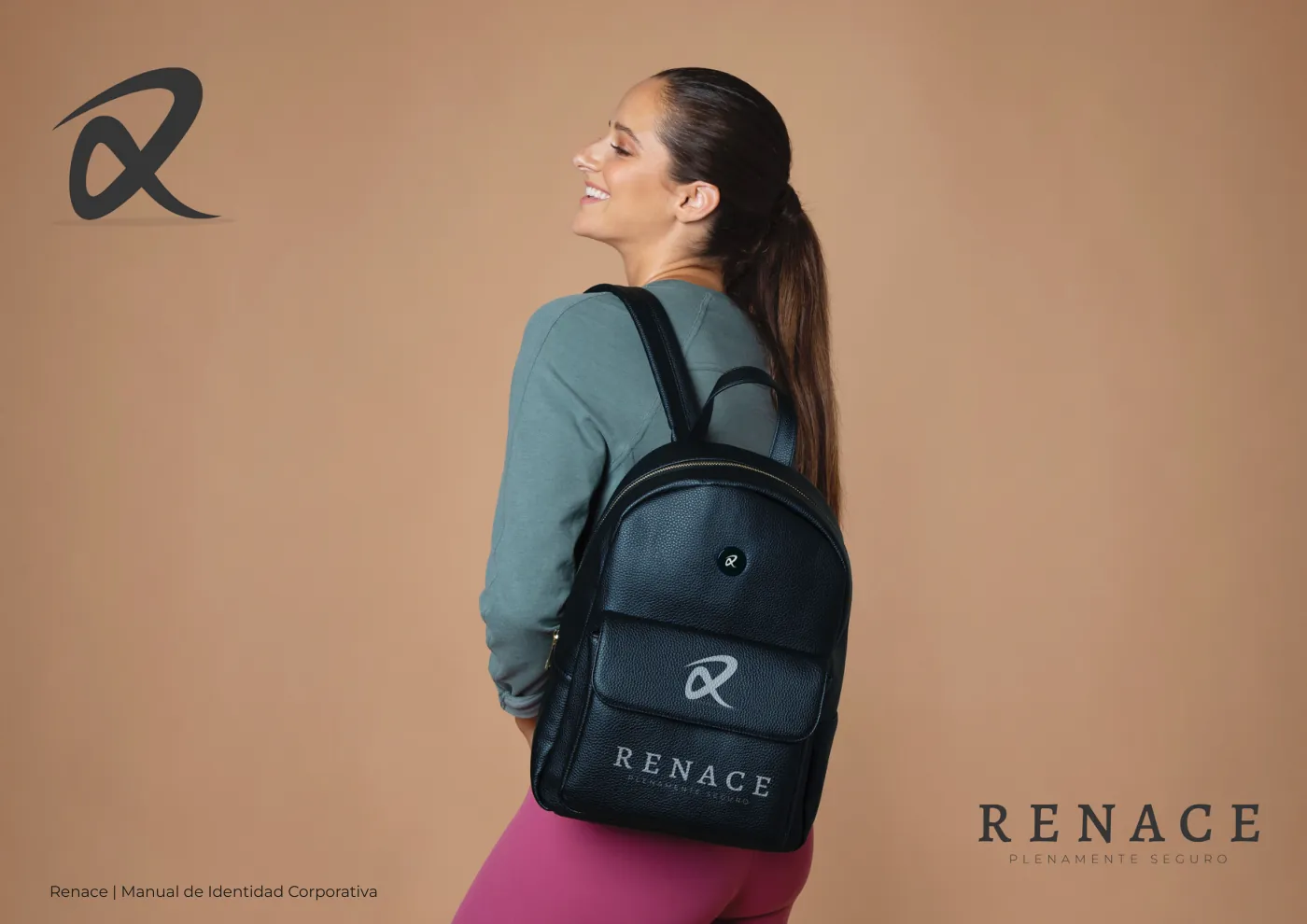 Manual de identidad corporativa de RENACE, página  36: Mochila con la marca RENACE