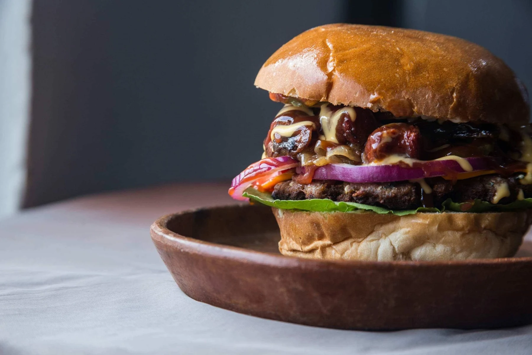Fotografía gastronómica de una hamburguesa gourmet usada como portada del proyecto Restaurantes