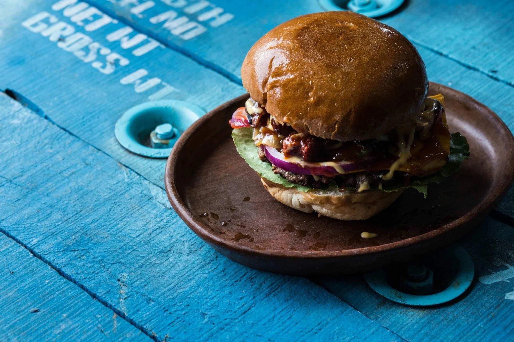 Hamburguesa de Burger Planet fotografiada en un ambiente rústico